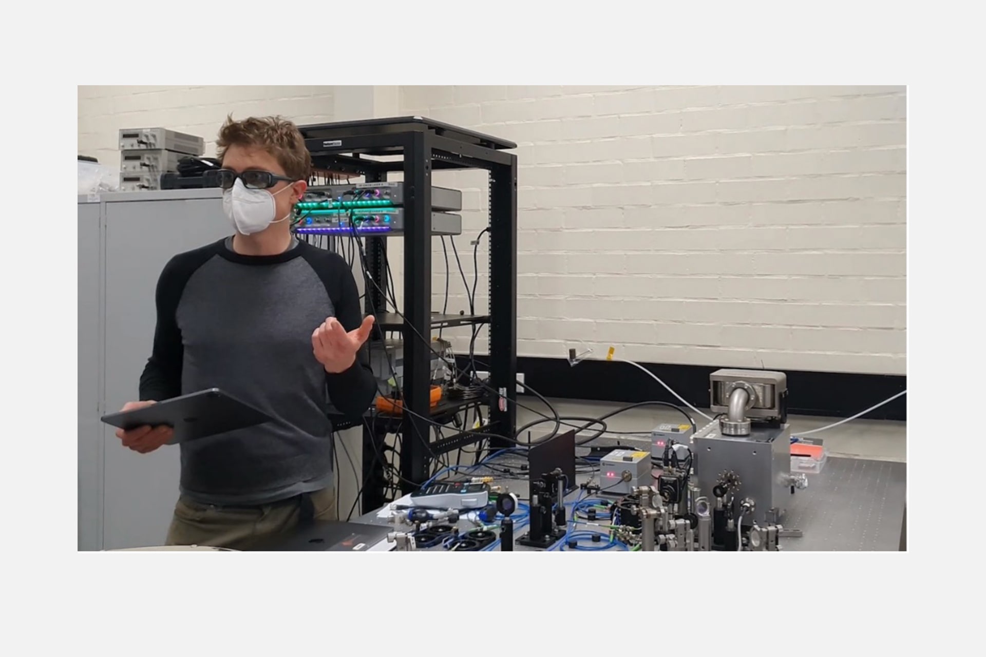 Easily locking lasers to a high-finesse cavity with Moku:Pro