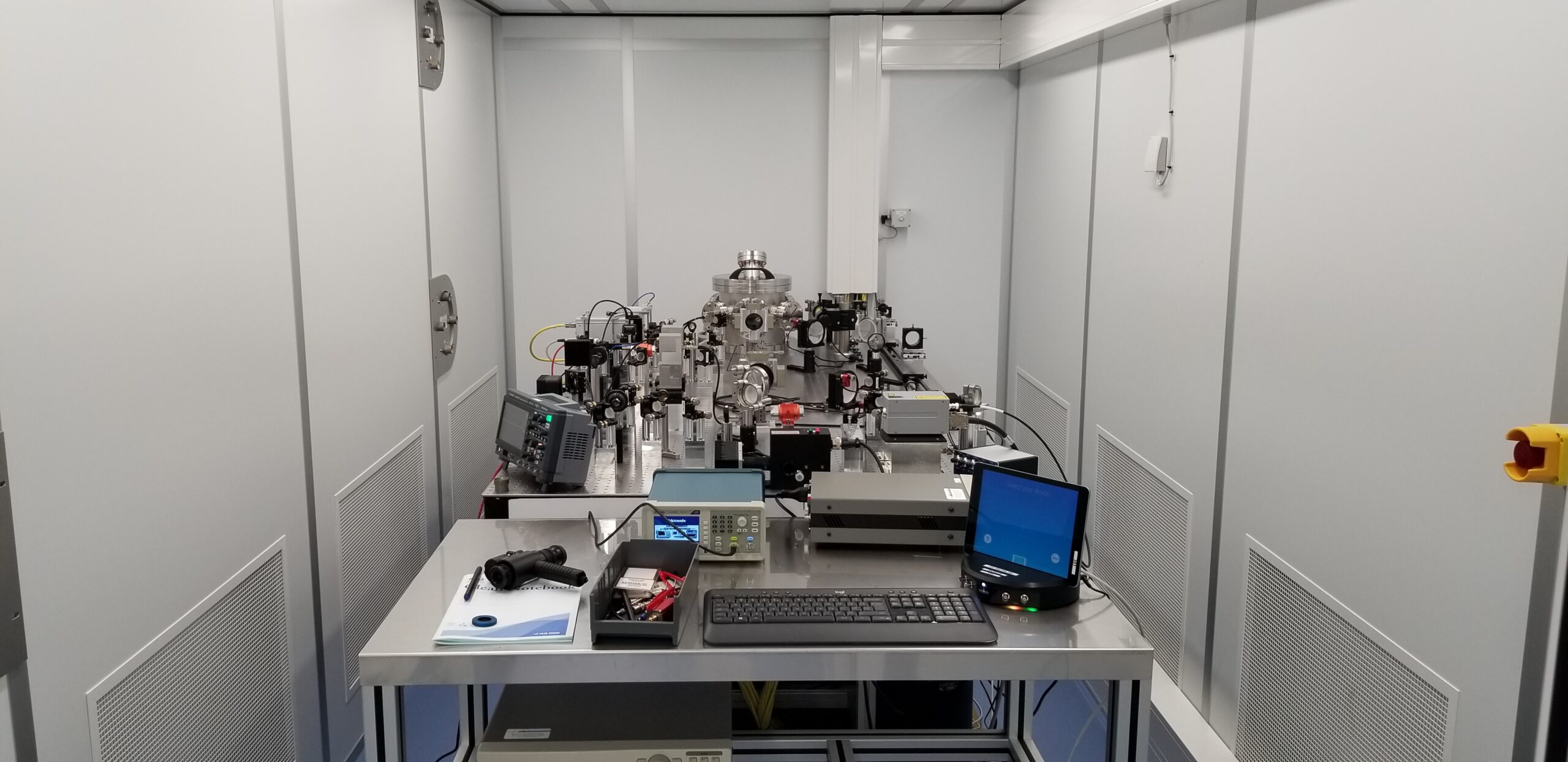 DESY optical table with Moku:Lab.